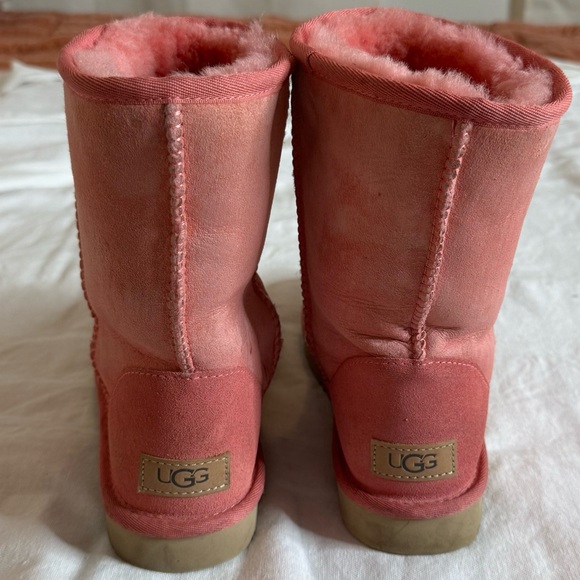Ugg Blossom Pink Classic Short II, Size 7. In good preowned condition. - Picture 5 of 13